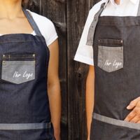 Strapazierfähige Jeans Latzschürze für die Gastronomie mit Logo oder Namen bedruckt